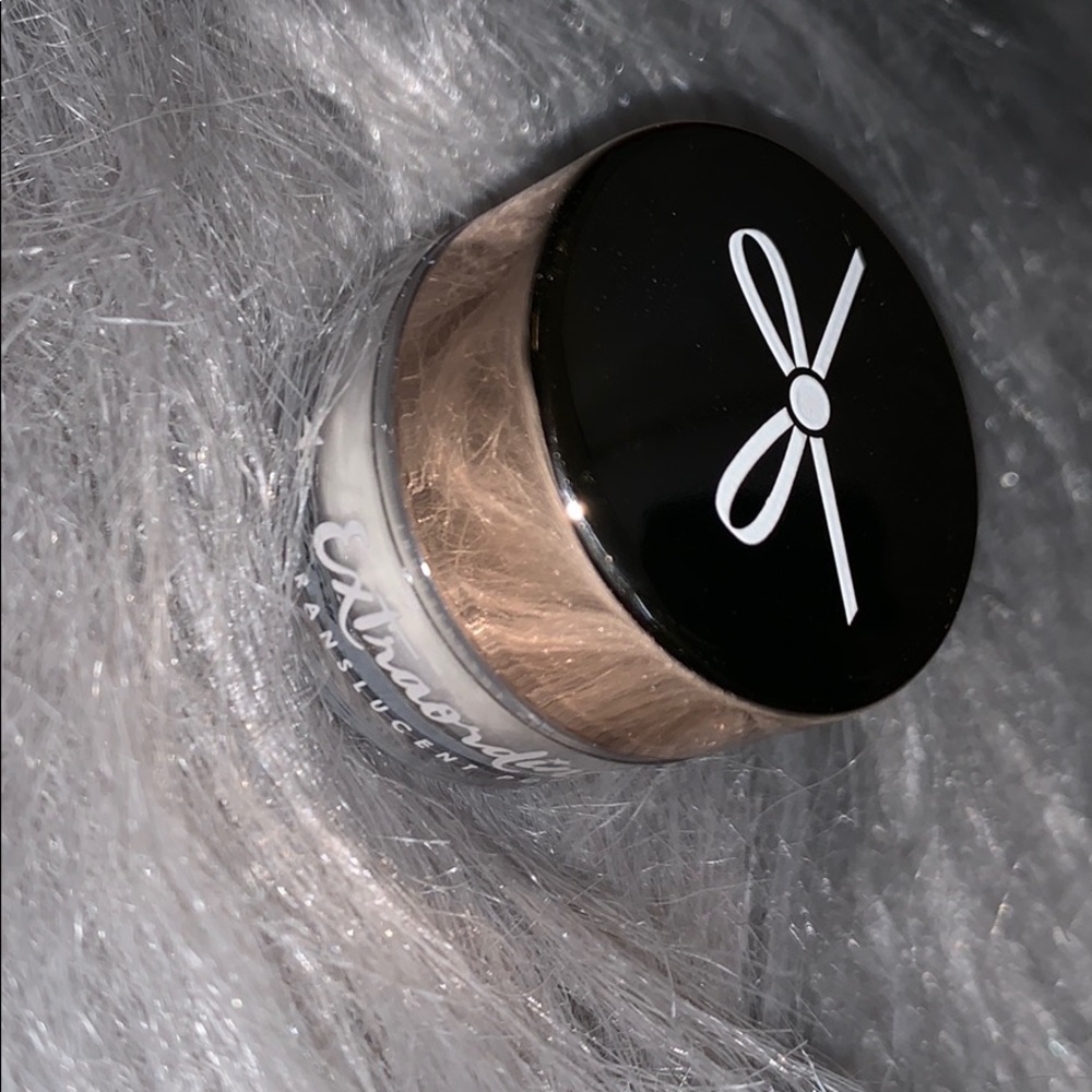Extraordinary Translucent Powder - Picture 2 of 2